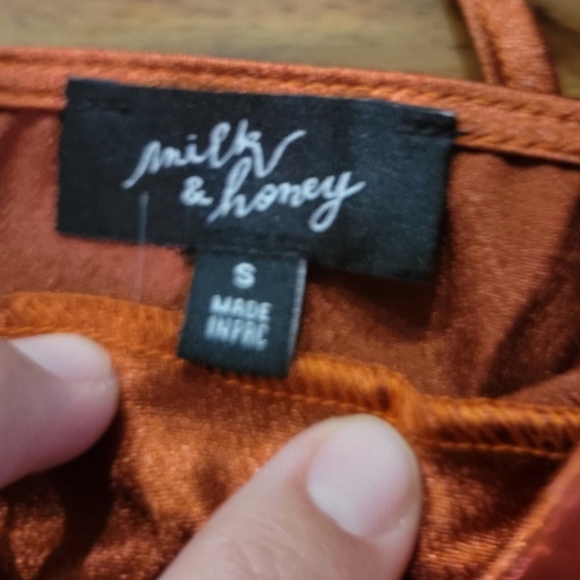 Milk & Honey Burnt Ruzt Orange Silk Puff-Sleeve Tie Back Crop Top - Picture 4 of 6